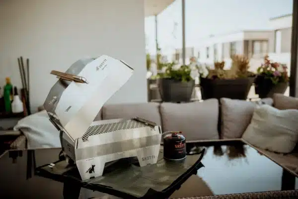 SKOTTI GRILL BIG mit CAP BIG auf dem Balkon